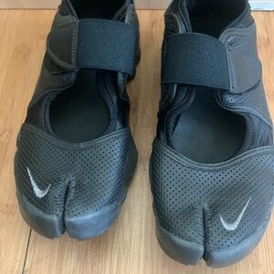 Nike Air Womens Black Sneakers Split Toes Size 8